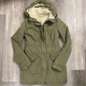 Hollister Women’s Army Green Faux-Fur-Lined Parka-size XS